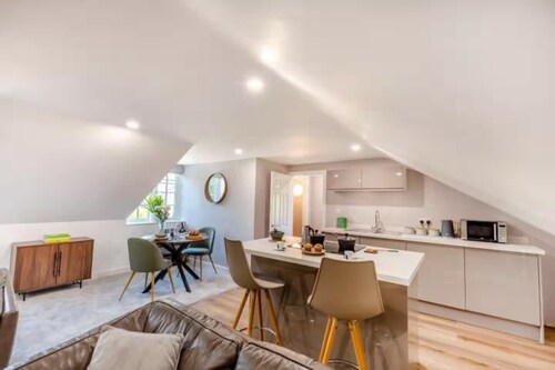 Leck Beck Loft one bed luxury apartment, private garden, dining area & Hot Tub.