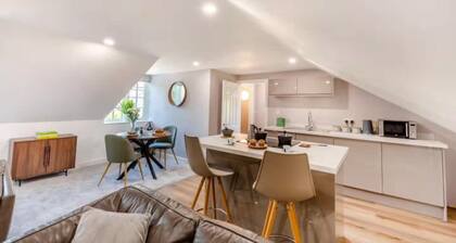 Leck Beck Loft one bed luxury apartment, private garden, dining area & Hot Tub.