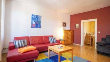 Fernseher, Kamin, Bücher