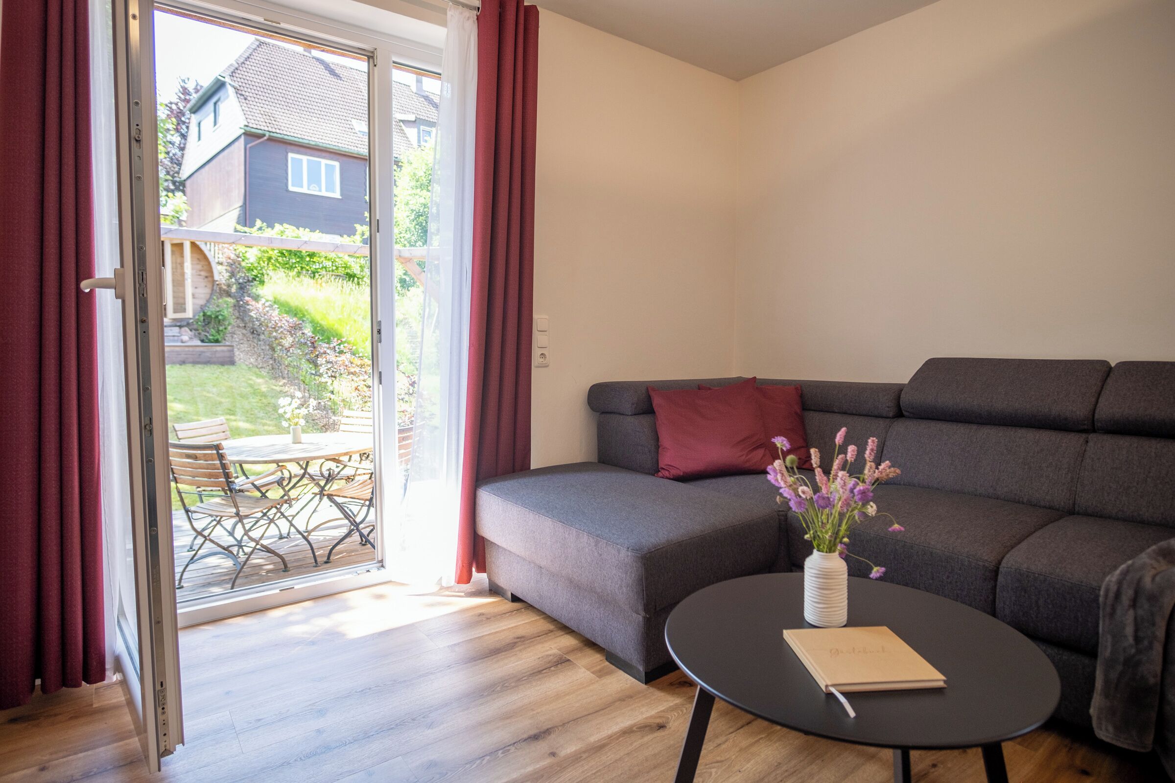 Fernseher, Kamin, Bücher