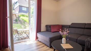 Fernseher, Kamin, Bücher