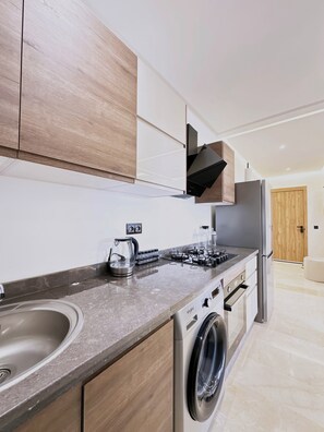 Frigorifero, forno, piano cottura, bollitore elettrico