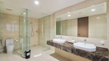Deluxe Penthouse | Bathroom | Shower, free toiletries, slippers, towels