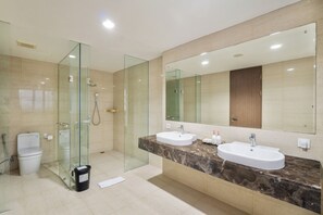 Deluxe penthouse | Badkamer | Een douche, gratis toiletartikelen, handdoeken, zeep
