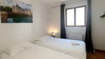 6 habitaciones, tabla de planchar con plancha, wifi y ropa de cama