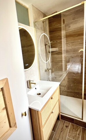 Shower, hair dryer, towels, soap - Le Petit NAÏGA - T2 cabin MONTGENEVRE (Montgenèvre)