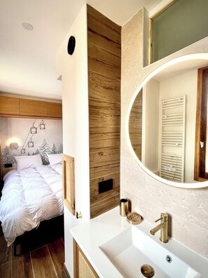 Regadera, secadora de cabello, toallas, jabón 