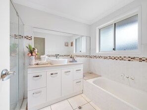 Shower, jetted bath, towels