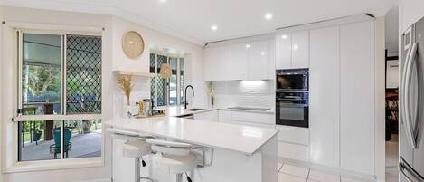 冷蔵庫、電子レンジ、オーブン、コンロ