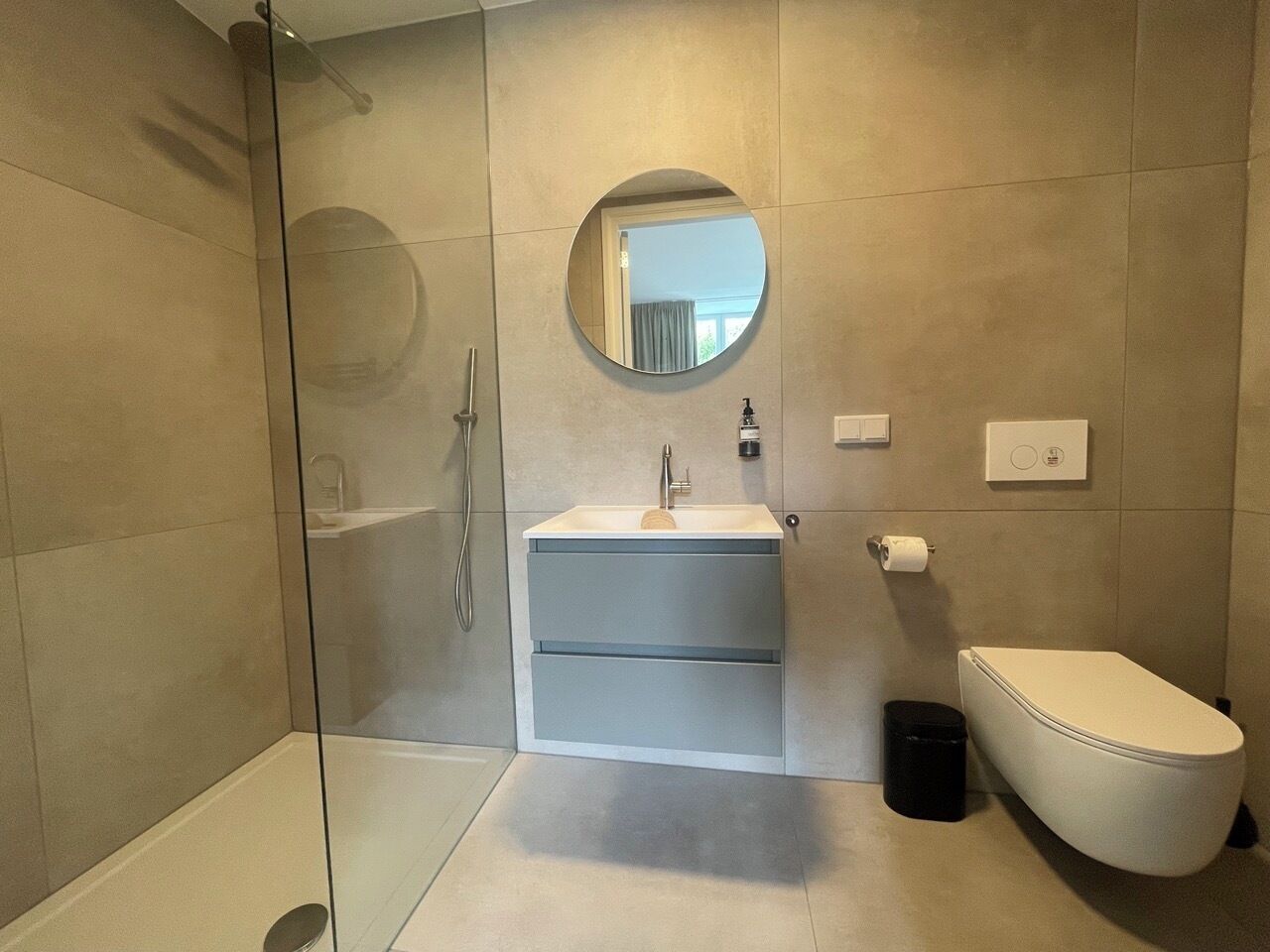 Een haardroger, handdoeken