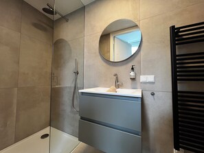 Hair dryer, towels - Experience comfort and style in this high-end suite, set in a beautifully renovated historic building (Tilburg)