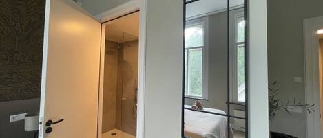 1 soverom, skrivebord, wi-fi (inkludert) og sengetøy