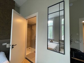 1 bedroom, desk, free WiFi, bed sheets