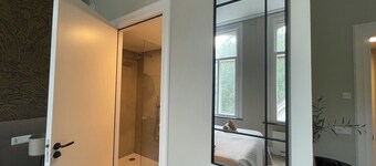 Ontspan in deze verfijnde suite, waar modern comfort samenkomt met historische charme.