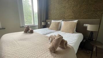 1 bedroom, desk, WiFi, bed sheets
