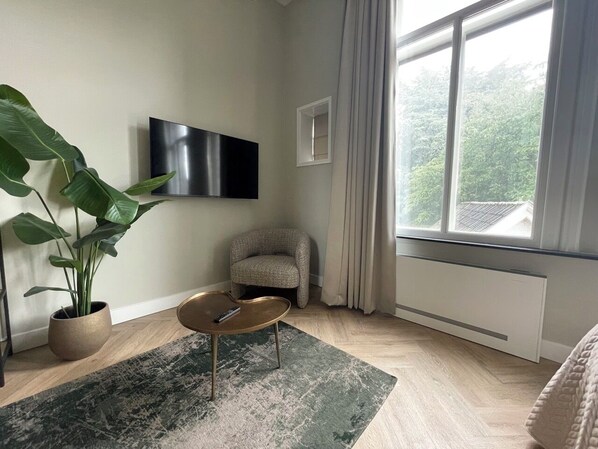 Smart TV - Unwind in this refined suite, blending modern comfort with historic charm. (Tilburg)