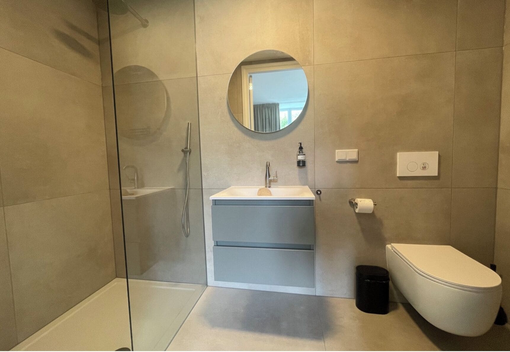 Een haardroger, handdoeken