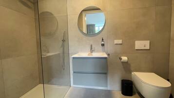 Sèche-cheveux, serviettes fournies