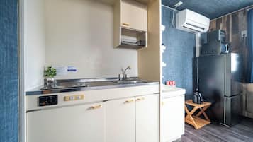Full-sized fridge, microwave, stovetop, toaster