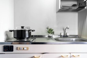 Refrigerador con freezer, microondas, placa de cocina