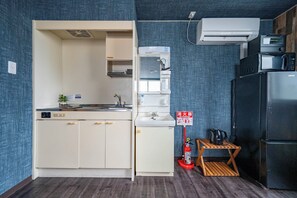 大型冰箱、微波爐、爐台、烤麵包機