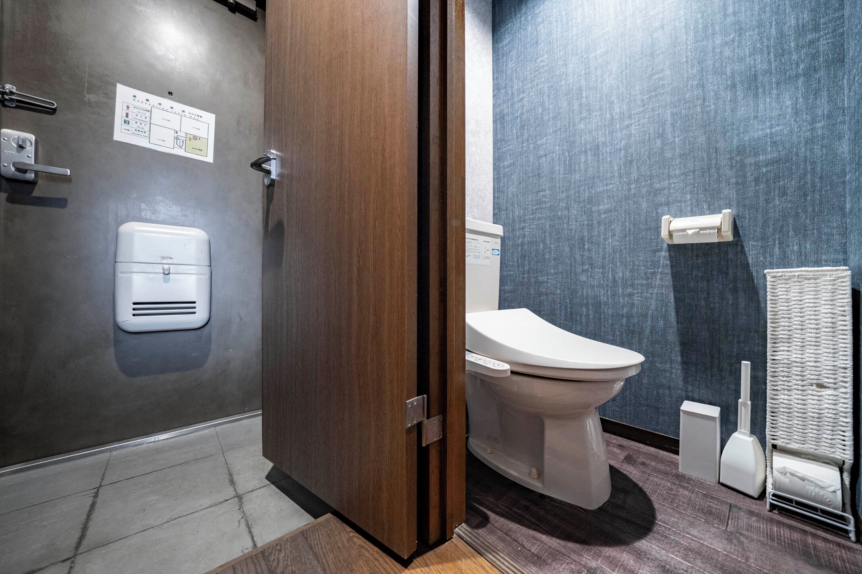 Bañera con ducha, artículos de tocador gratuitos, secador de pelo