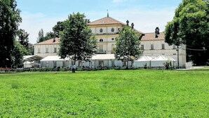 A large, historic building with a central courtyard surrounded by trees. - Relax in this quiet space just a stone's throw from Tesoriera Park. (Torino)