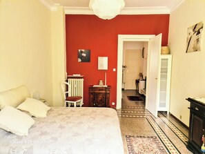 1 habitación, tabla de planchar con plancha, wifi gratis y ropa de cama 