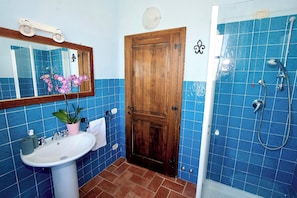 淋浴设施、吹风机、坐浴桶、毛巾