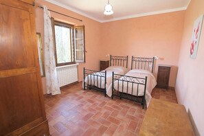 Iron/ironing board, WiFi, bed sheets - FarmHouse Apt-Breathtaking Views LE LOGGE (Asciano)