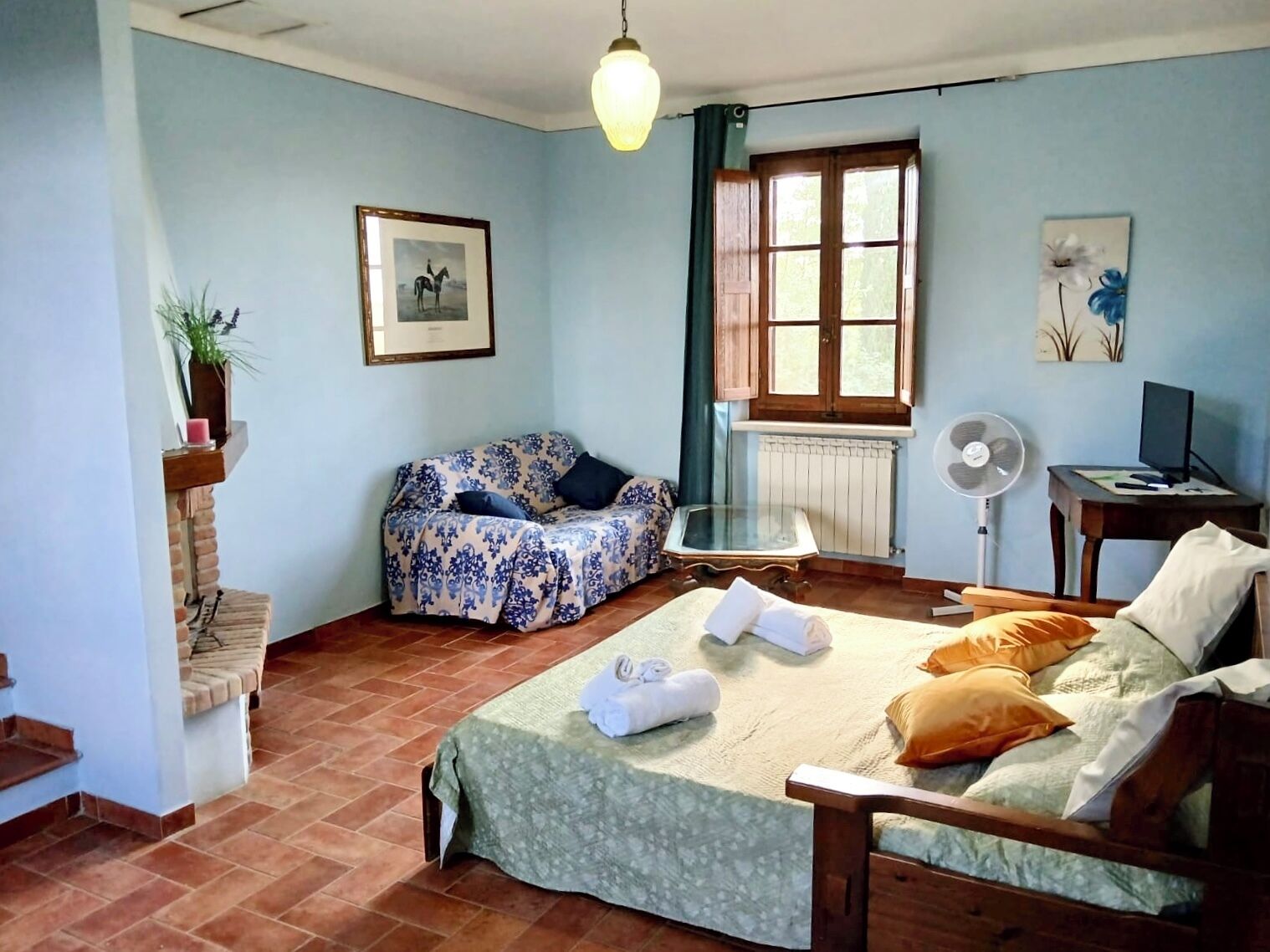 Tabla de planchar con plancha, wifi y ropa de cama 