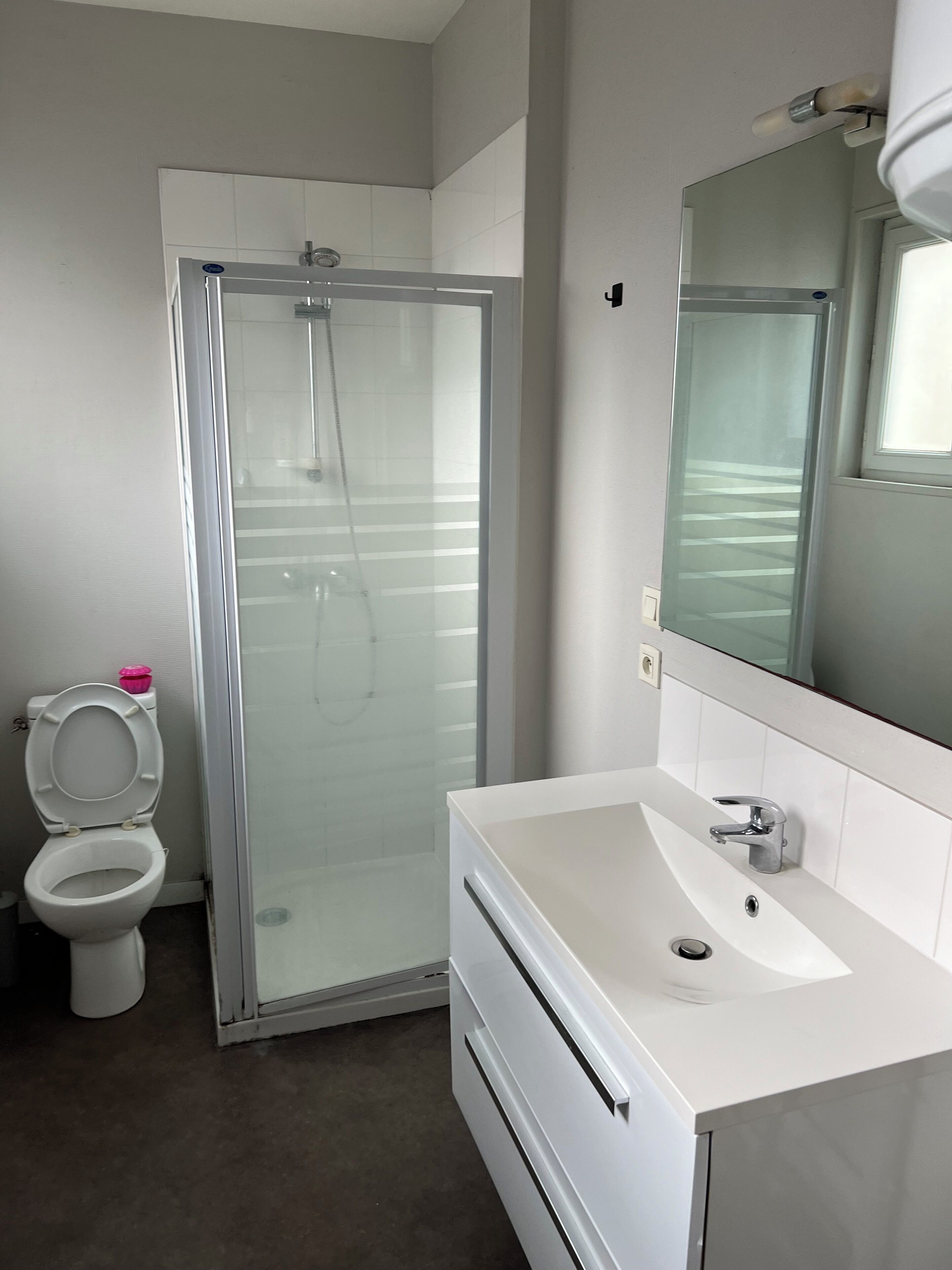 Hiustenkuivaaja, pyyhkeet, saippua, vessapaperi