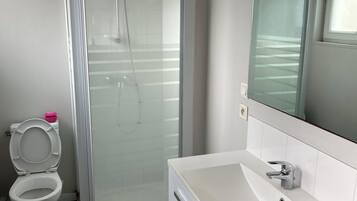 SĂšche-cheveux, serviettes fournies, savon, papier toilette