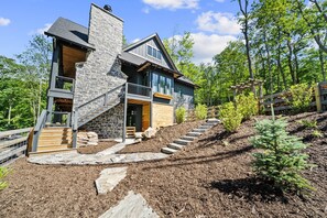 Exterior - Lost Bark Lodge at Eagles Nest Great Camp, hot tub, pool table, fenced yard (Banner Elk)