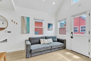 Smart TV, books - Modern Beachfront Cottage (Oceanside)