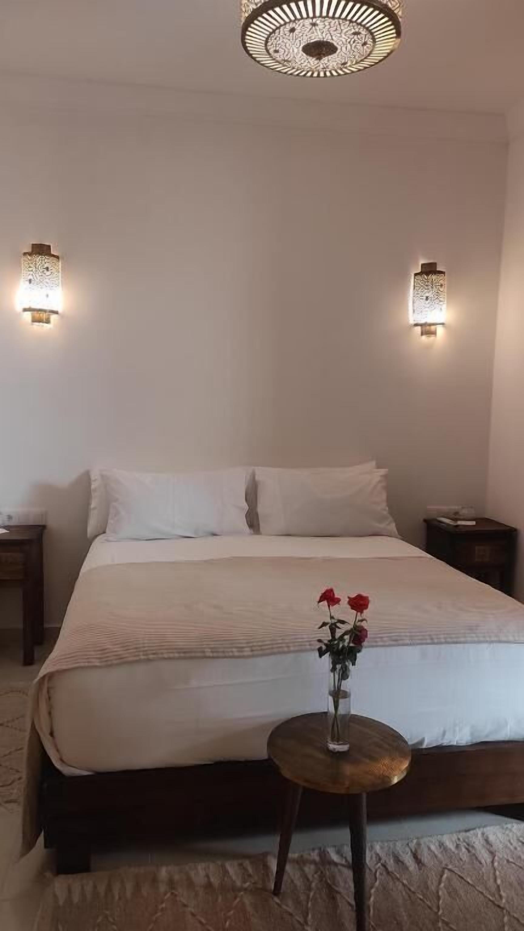 Värdeförvaringsskåp på rummet och mörkläggningsgardiner