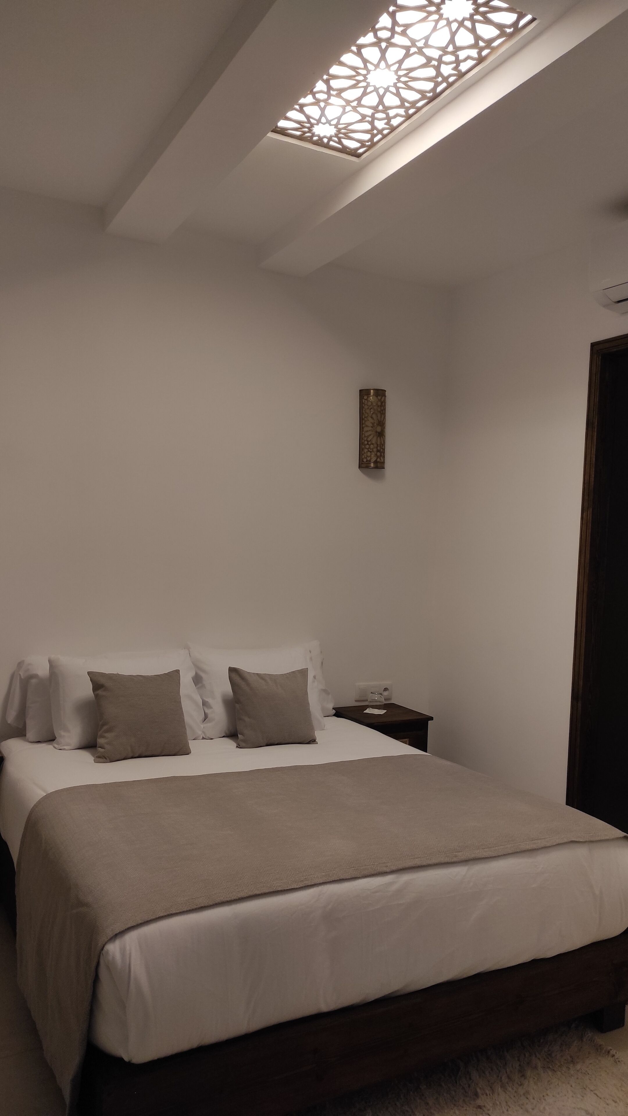 خزنة داخل الغرفة وستائر تعتيم ومكواة/لوح كي وواي فاي مجانًا