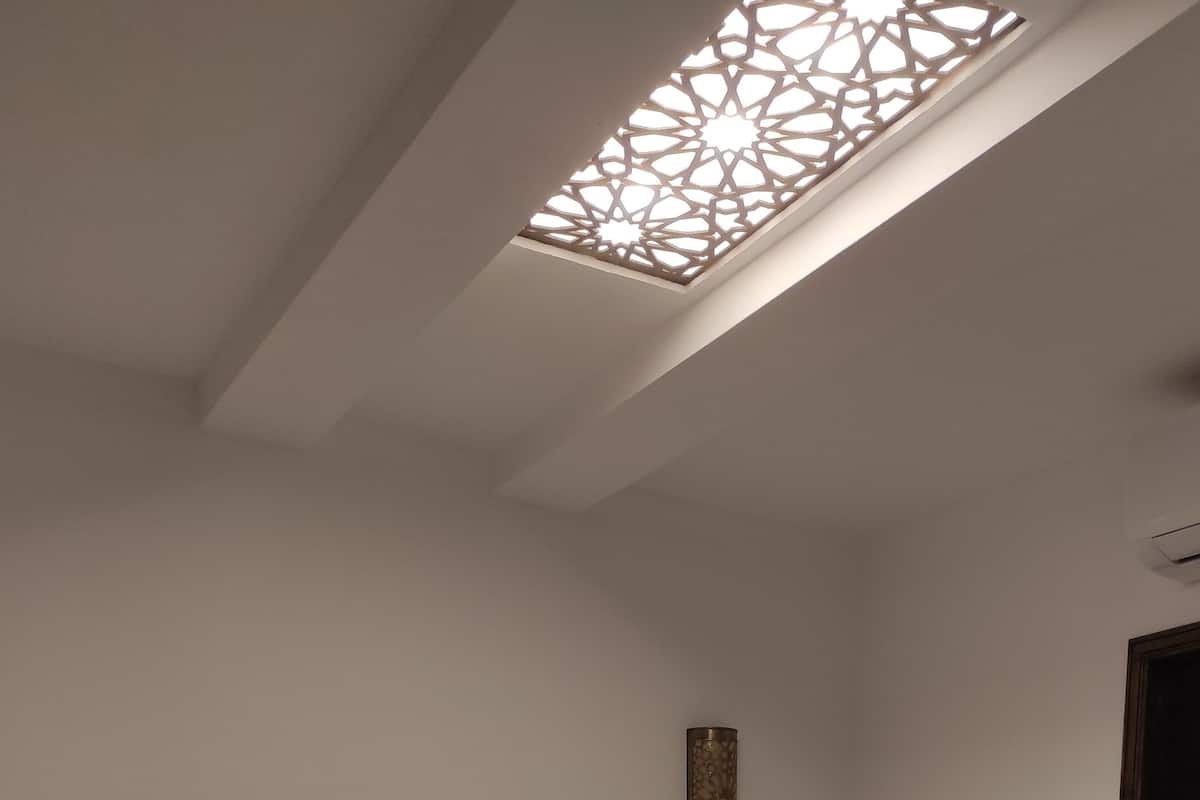 خزنة داخل الغرفة وستائر تعتيم ومكواة/لوح كي وواي فاي مجانًا