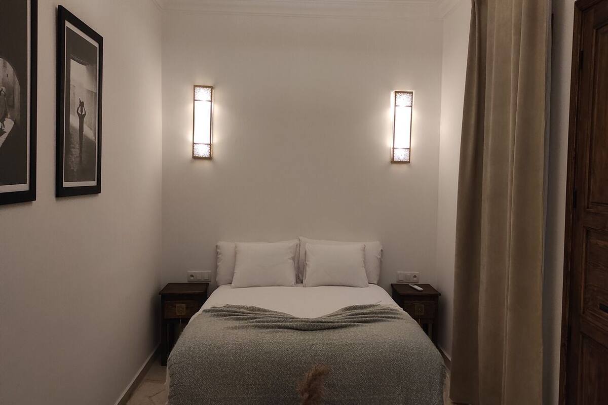 خزنة داخل الغرفة وستائر تعتيم ومكواة/لوح كي وواي فاي مجانًا