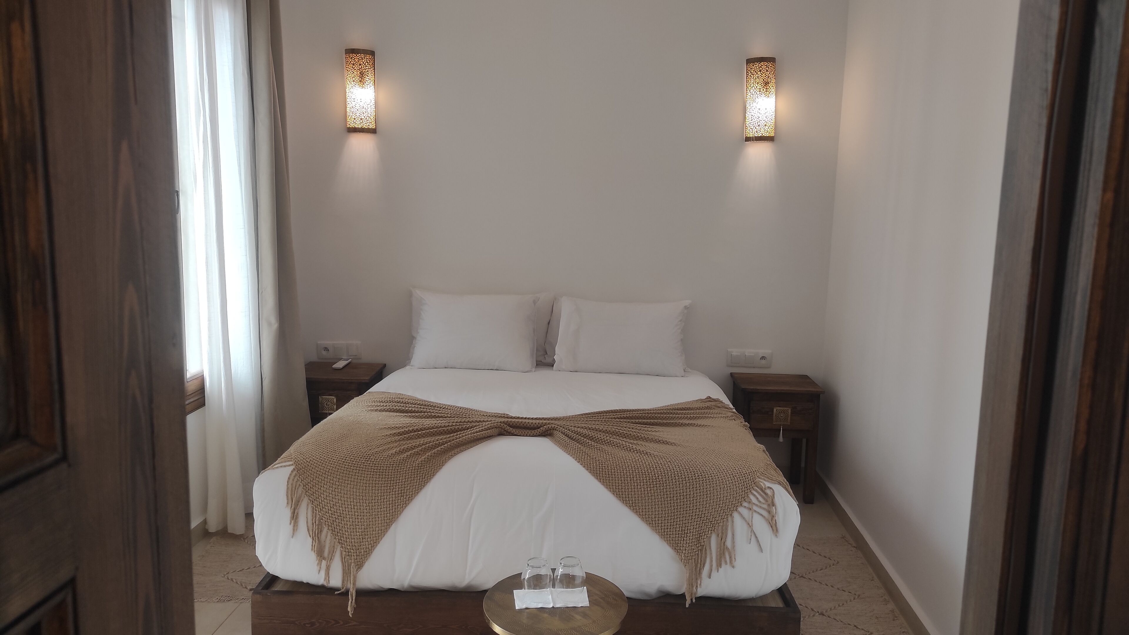 خزنة داخل الغرفة وستائر تعتيم ومكواة/لوح كي وواي فاي مجانًا