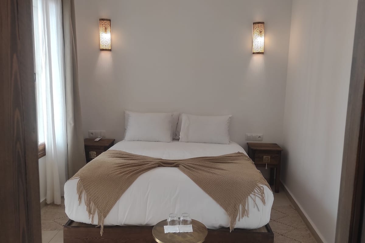 خزنة داخل الغرفة وستائر تعتيم ومكواة/لوح كي وواي فاي مجانًا