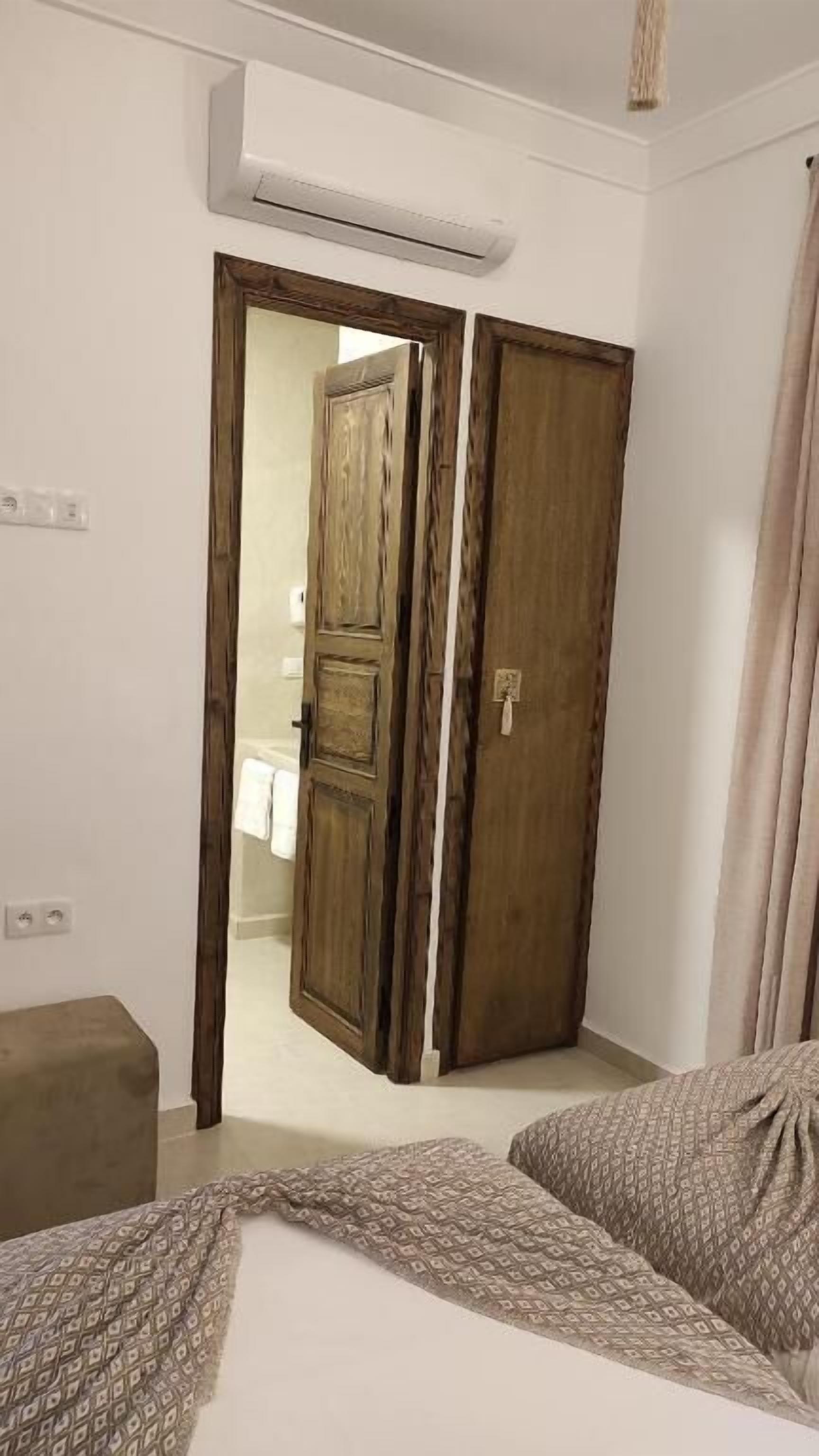 خزنة داخل الغرفة وستائر تعتيم ومكواة/لوح كي وواي فاي مجانًا