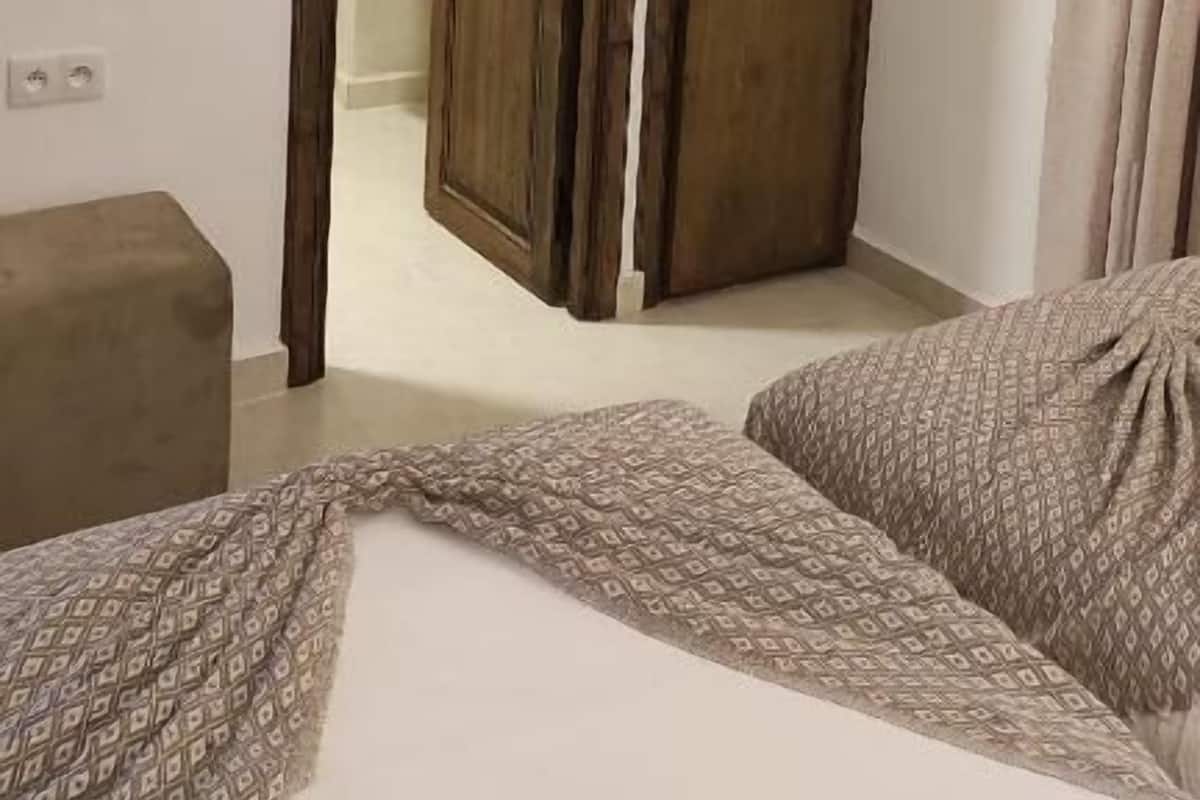 خزنة داخل الغرفة وستائر تعتيم ومكواة/لوح كي وواي فاي مجانًا