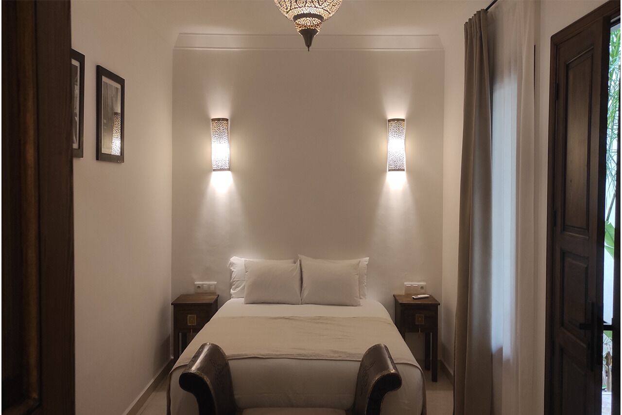 خزنة داخل الغرفة وستائر تعتيم ومكواة/لوح كي وواي فاي مجانًا