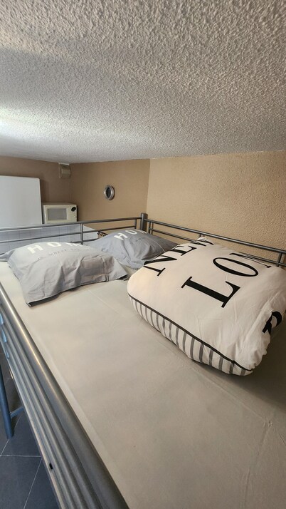 Bright 18m² studio downtown in secure residence