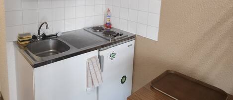 Frigorífico, microondas, placa de cocina y cafetera o tetera