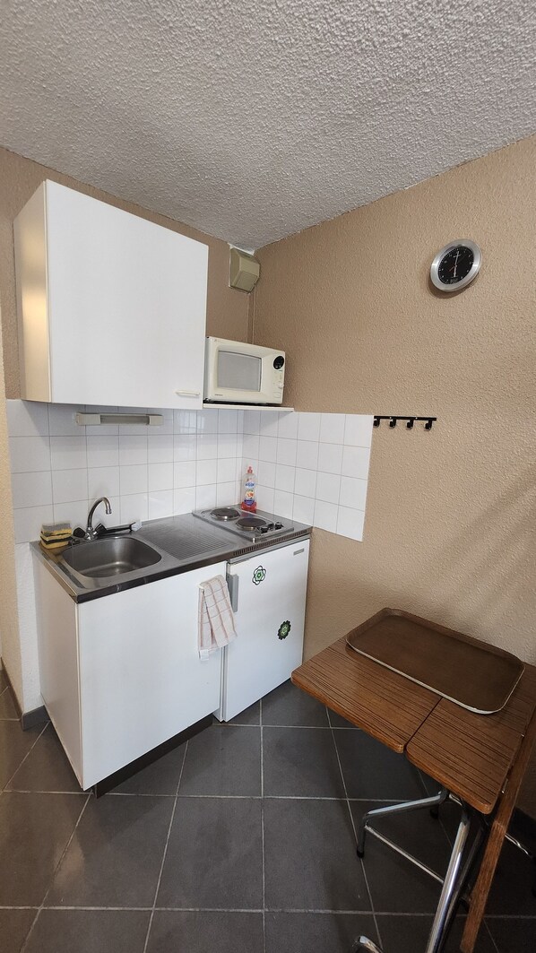 Kühlschrank, Mikrowelle, Herdplatte, Wasserkocher mit Kaffee-/Teezubehör