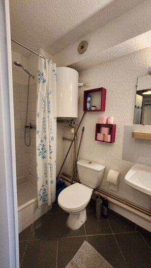 Shower, towels, toilet paper - Bright 18m² studio downtown in secure residence (Paray-le-Monial)