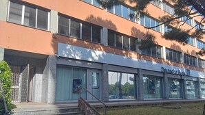 A building with a sign reading "Deutsche Bank" and a staircase leading to the entrance. - Double bed and sofa bed with private bathroom 3-4 people - 20 minutes from Milan (Trezzano sul Naviglio)