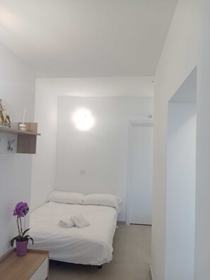 1 bedroom, WiFi, bed sheets - Double bed and sofa bed with private bathroom 3-4 people - 20 minutes from Milan (Trezzano sul Naviglio)